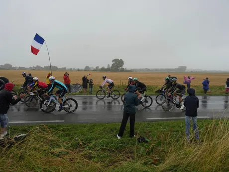 Cyklisti počas 2. etapy Tour de France 2025