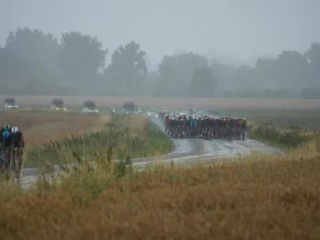 Cyklisti počas 2. etapy Tour de France 2025