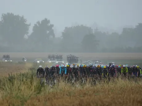 Cyklisti počas 2. etapy Tour de France 2025