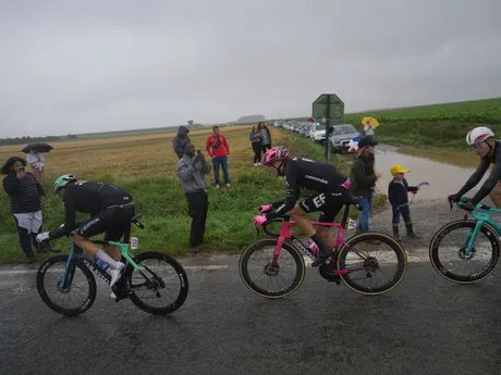 Cyklisti počas 2. etapy Tour de France 2025