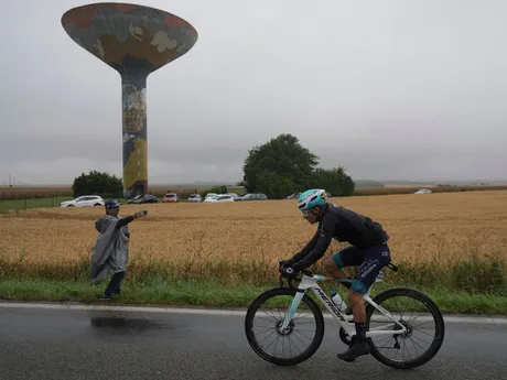 Cyklisti počas 2. etapy Tour de France 2025