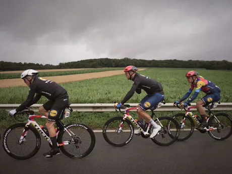 Cyklisti počas 2. etapy Tour de France 2025