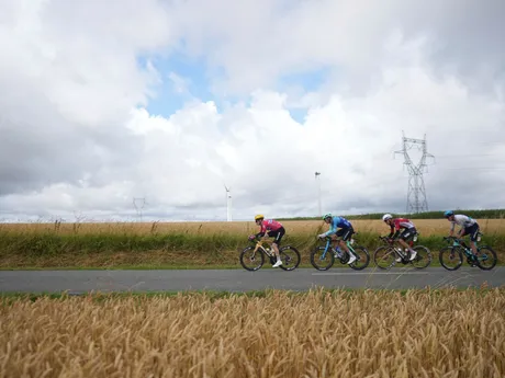 Cyklisti počas 2. etapy Tour de France 2025