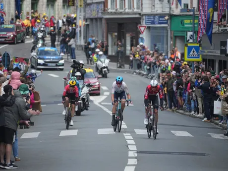 Cyklisti počas 2. etapy Tour de France 2025