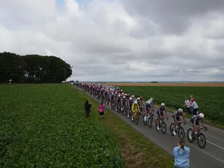 Cyklisti počas 2. etapy Tour de France 2025