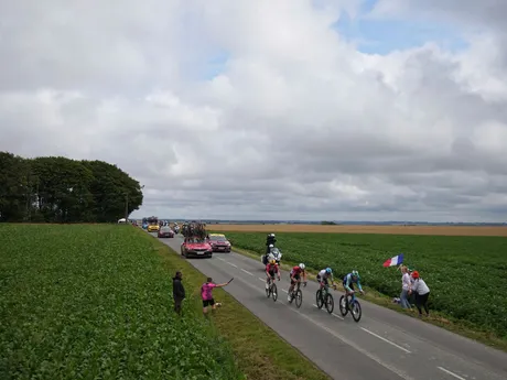 Cyklisti počas 2. etapy Tour de France 2025