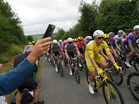 Cyklisti počas 2. etapy Tour de France 2025