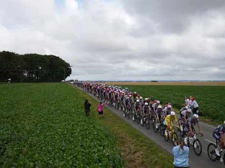 Cyklisti počas 2. etapy Tour de France 2025