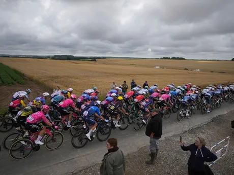 Cyklisti počas 2. etapy Tour de France 2025