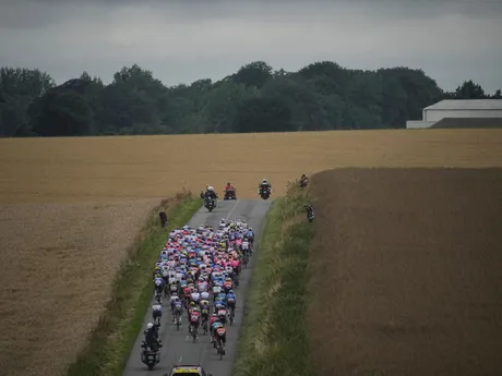 Cyklisti počas 2. etapy Tour de France 2025