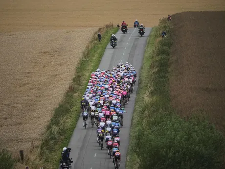Cyklisti počas 2. etapy Tour de France 2025
