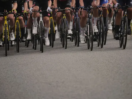 Cyklisti počas 2. etapy Tour de France 2025.
