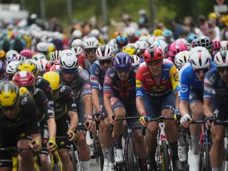 Cyklisti počas 2. etapy Tour de France 2025.