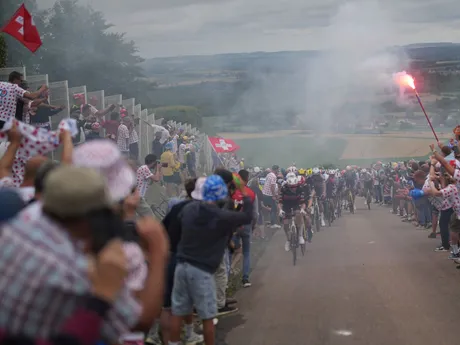 Cyklisti počas 2. etapy Tour de France 2025.