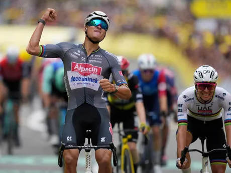 Mathieu van der Poel oslavuje víťazstvo v 2. etape Tour de France 2025.