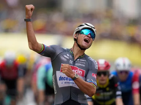 Mathieu van der Poel oslavuje víťazstvo v 2. etape Tour de France 2025.