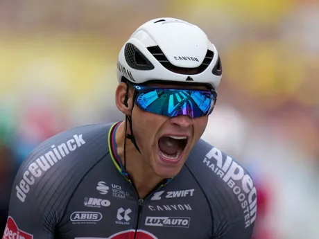 Mathieu van der Poel oslavuje víťazstvo v 2. etape Tour de France 2025.