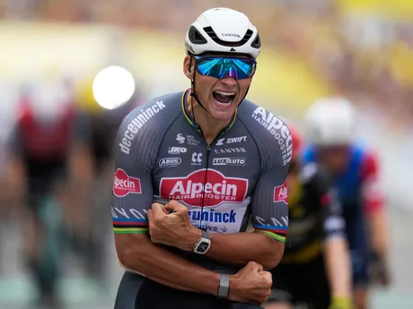 Mathieu van der Poel oslavuje víťazstvo v 2. etape Tour de France 2025.