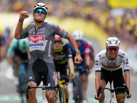 Mathieu van der Poel oslavuje víťazstvo v 2. etape Tour de France 2025.