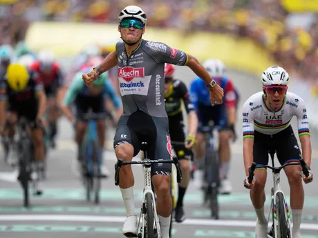 Mathieu van der Poel oslavuje víťazstvo v 2. etape Tour de France 2025.
