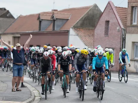 Momentka z 3. etapy na Tour de France 2025.