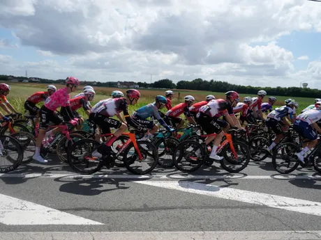 Momentka z 3. etapy na Tour de France 2025.
