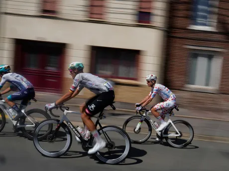 Momentka z 3. etapy na Tour de France 2025.
