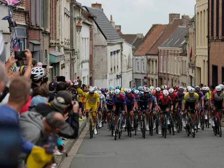 Momentka z 3. etapy na Tour de France 2025.