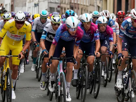 Momentka z 3. etapy na Tour de France 2025.