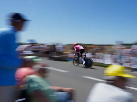 Momentka počas časovky v 5. etape Tour de France 2025