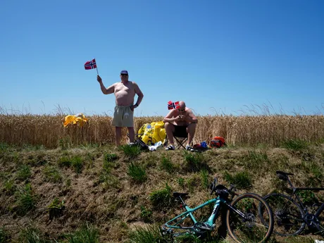 Fanúšik počas časovky v 5. etape Tour de France 2025