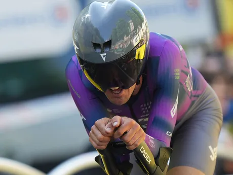 Ben O'Connor počas časovky v 5. etape Tour de France 2025