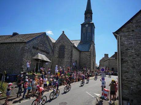 Momentka z 8. etapy na Tour de France 2025.