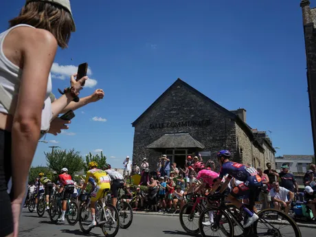 Momentka z 8. etapy na Tour de France 2025.