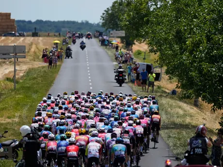 Momentka z 9. etapy na Tour de France 2025.