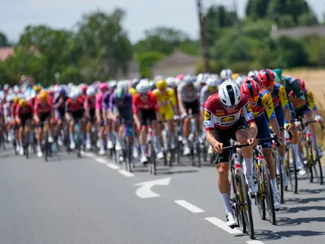Momentka z 9. etapy na Tour de France 2025.