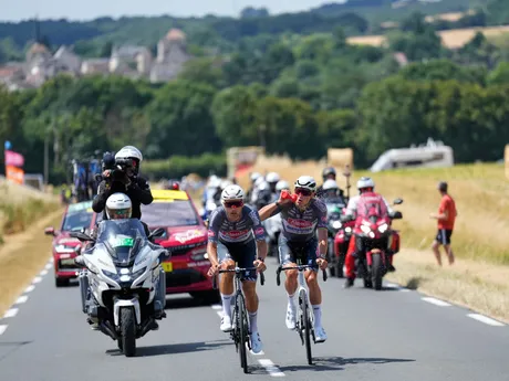 Momentka z 9. etapy na Tour de France 2025.