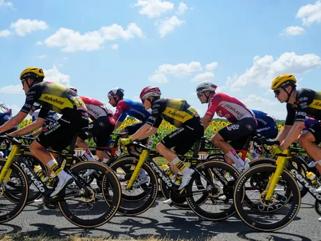 Momentka z 9. etapy na Tour de France 2025.