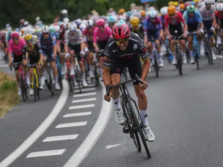 Momentka z 10. etapy na Tour de France 2025.