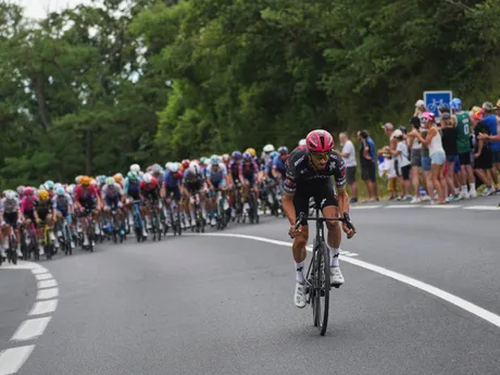Momentka z 10. etapy na Tour de France 2025.