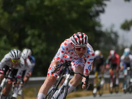 Momentka z 10. etapy na Tour de France 2025.