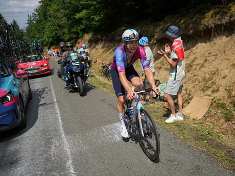 Momentka z 10. etapy na Tour de France 2025.