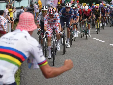 Momentka z 10. etapy na Tour de France 2025.