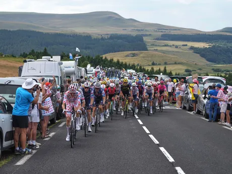 Momentka z 10. etapy na Tour de France 2025.