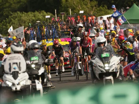Momentka z 10. etapy na Tour de France 2025.