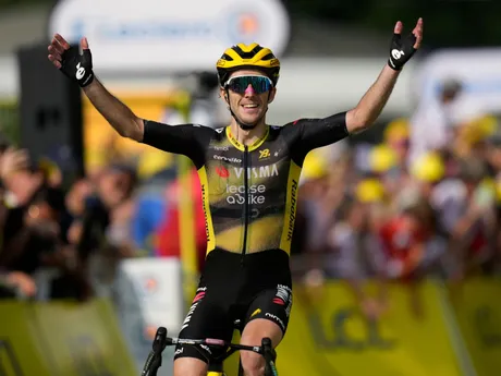 Simon Yates z Team Visma Lease a Bike vyhral 10. etapu na Tour de France 2025.