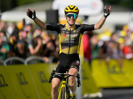 Simon Yates z Team Visma Lease a Bike vyhral 10. etapu na Tour de France 2025.