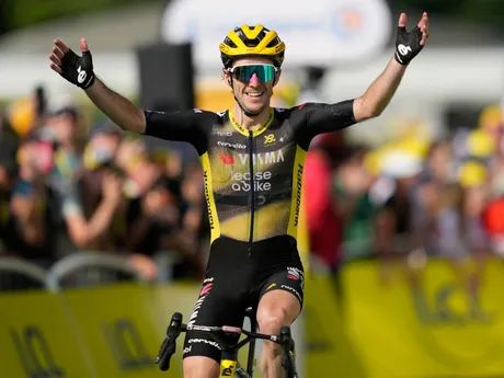 Simon Yates z Team Visma Lease a Bike vyhral 10. etapu na Tour de France 2025.