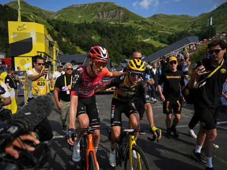 Simon Yates z Team Visma Lease a Bike vyhral 10. etapu na Tour de France 2025.