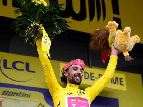 Ben Healy z EF Education - EasyPost v žltom drese po 10. etape na Tour de France 2025.